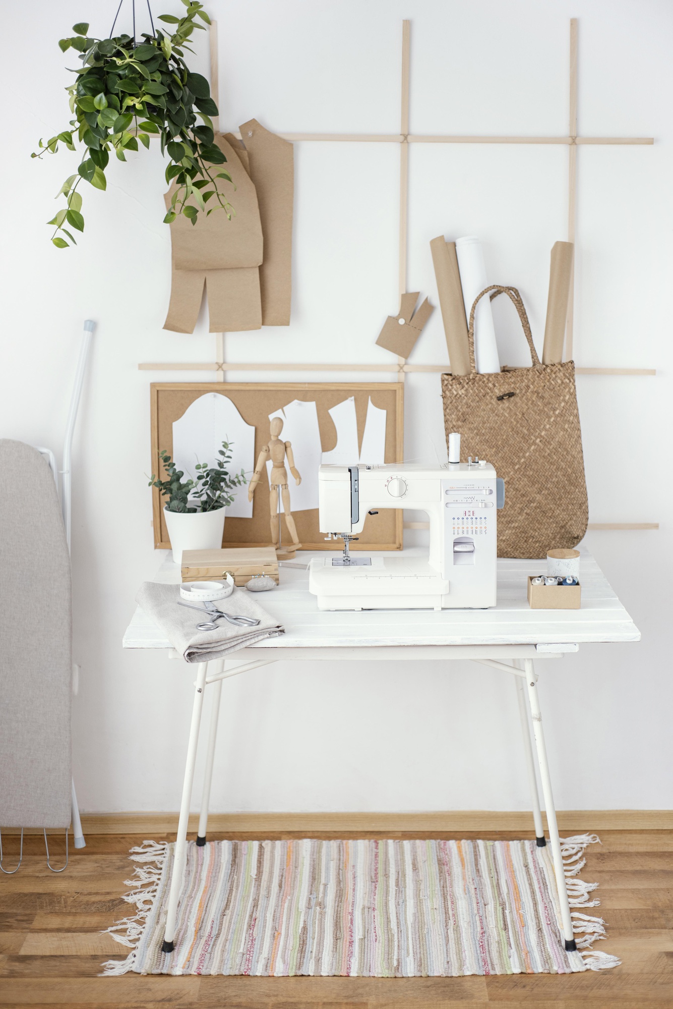 Interno dell'atelier con postazione di ricamo